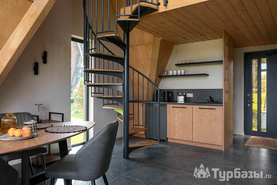 Дом с большим диваном №2