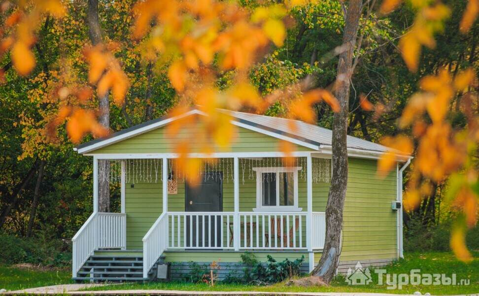 Дом с двумя спальнями, гостиной и террасой