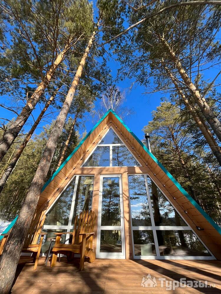 Дом с бирюзовой крышей