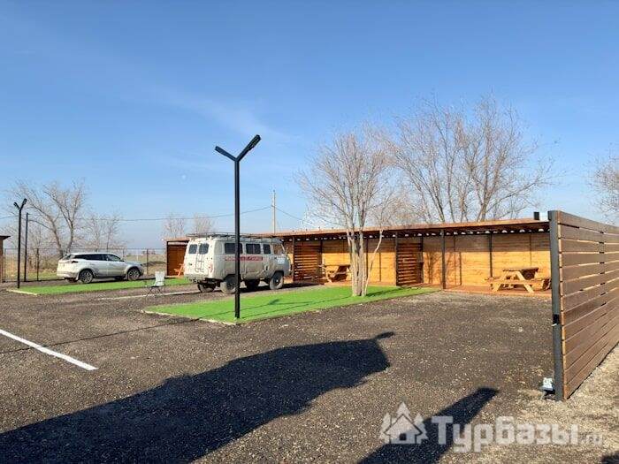 Легковая машина с палаткой