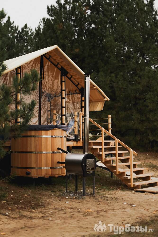 Тент-хаус у реки с купелью с панорамным видом