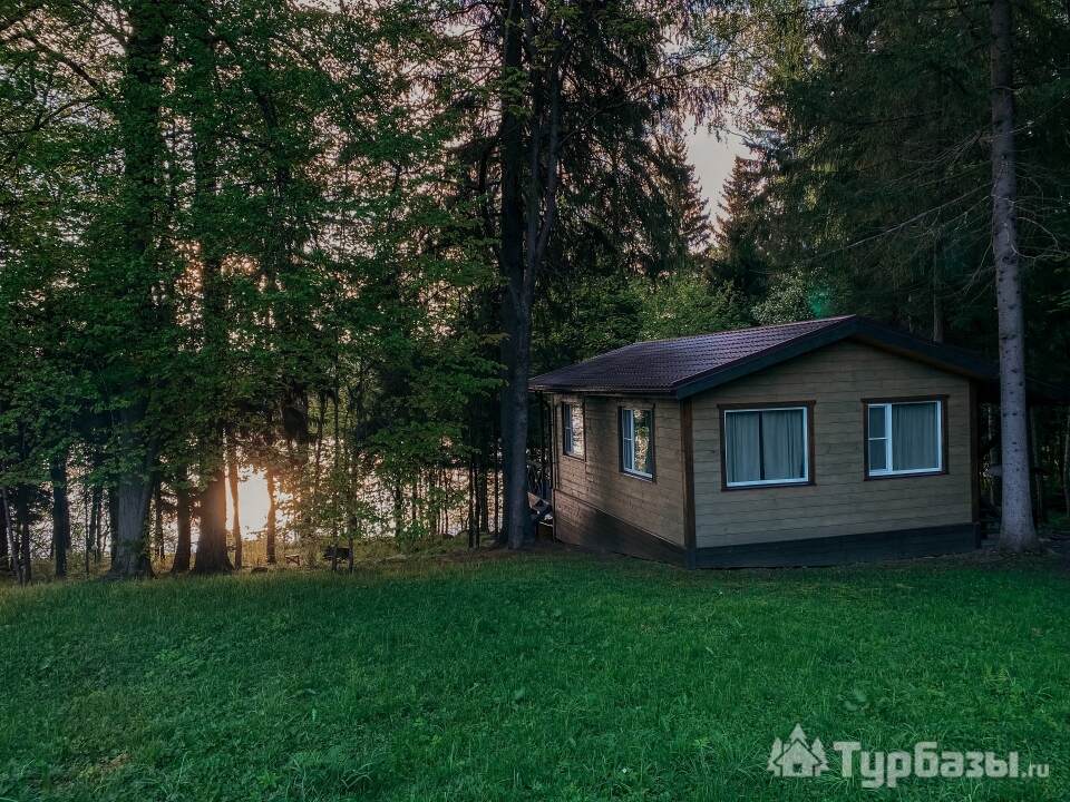 Средний дом у озера