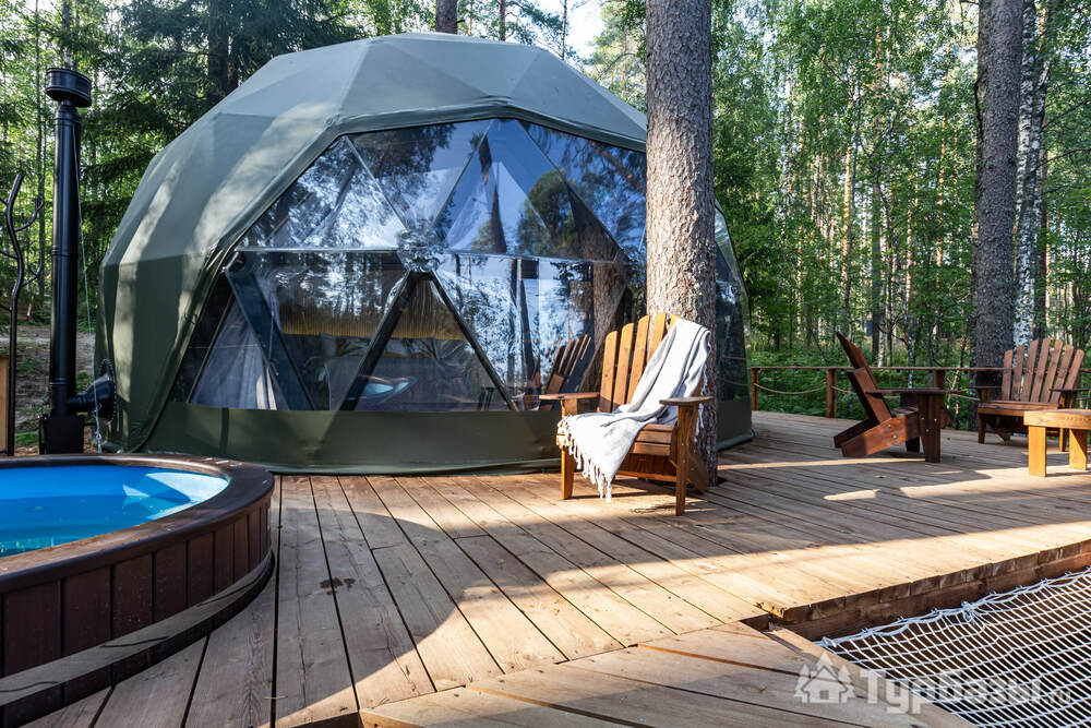 Сфера с купелью с видом на озеро