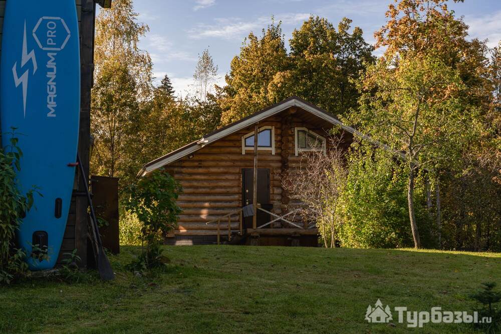 Маленький 2-этажный бревенчатый дом с сауной и камином