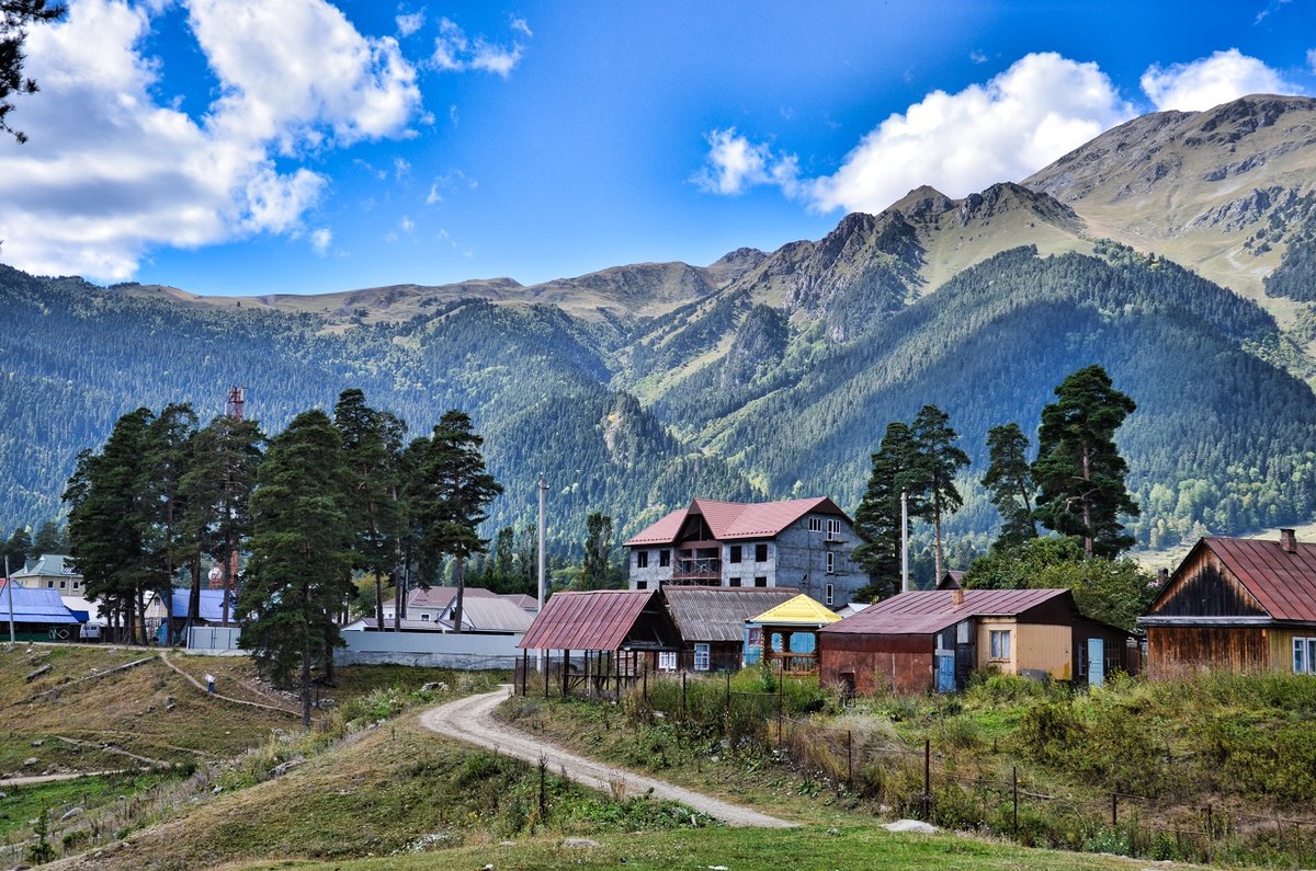 Село архыз карачаево. Поселок Архыз Карачаево Черкесия. Поселок Архыз горы. Архыз Курортный посёлок. Посёлок Архыз. Карачаево-Черкессия.